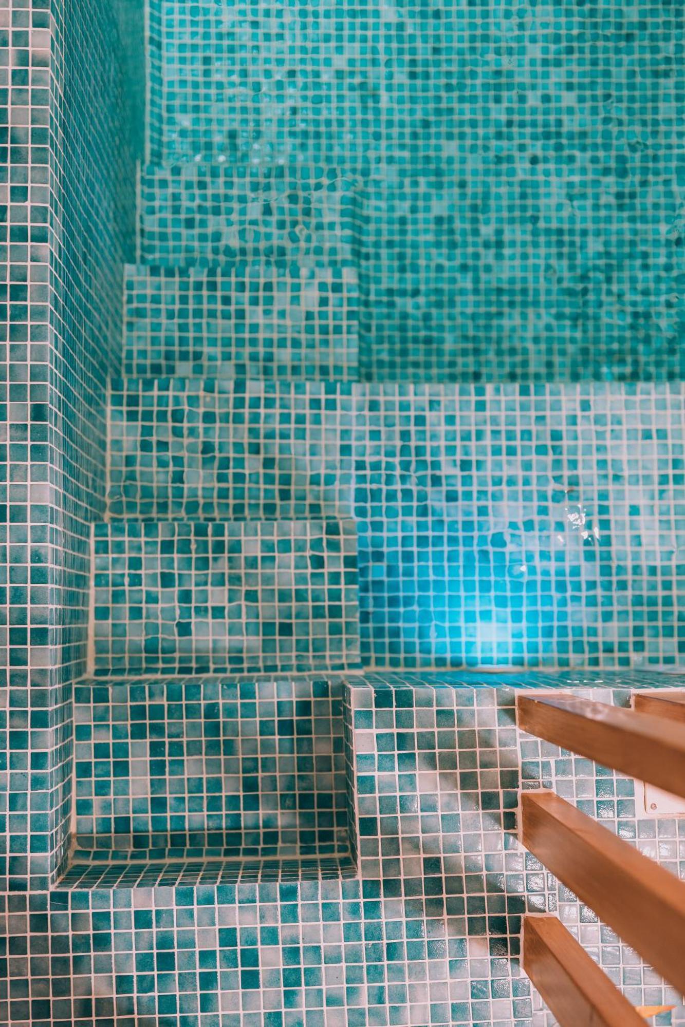 Apartment Modern Urban Oasis With Jacuzzi