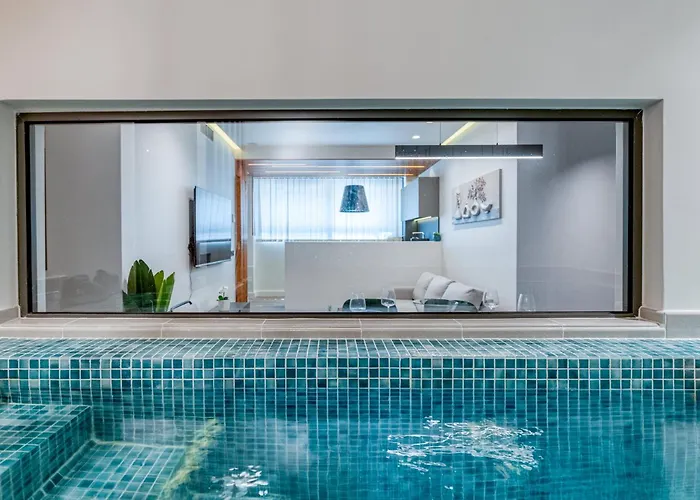 Modern Urban Oasis With Jacuzzi