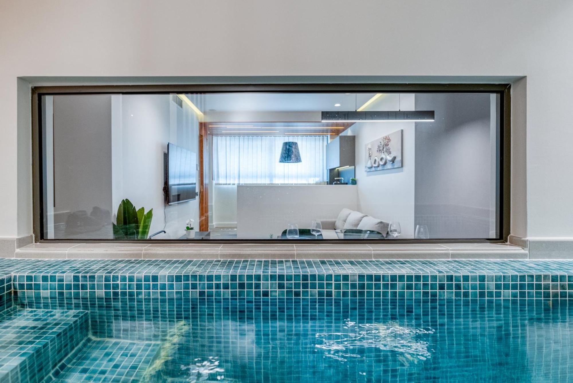 Modern Urban Oasis With Jacuzzi * Piraeus
