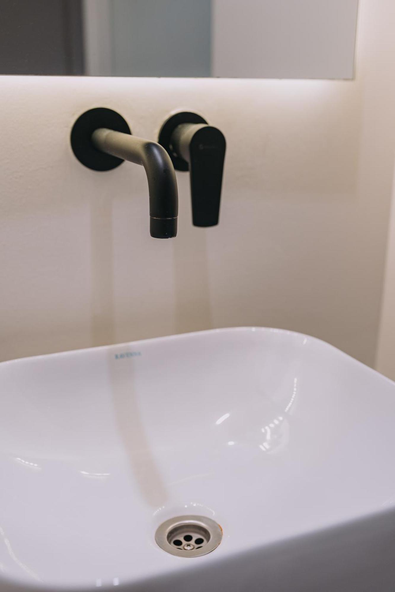 Modern Urban Oasis With Jacuzzi 公寓 Piraeus