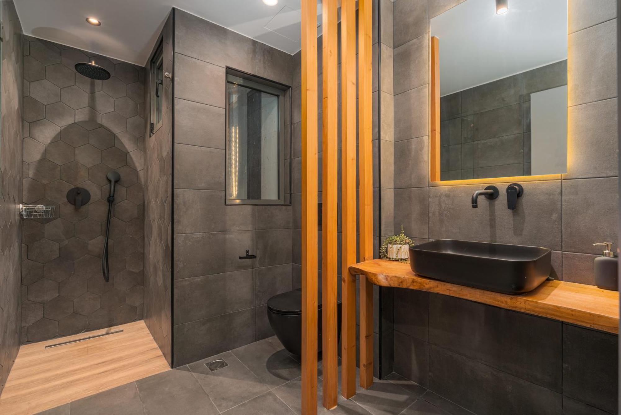 Modern Urban Oasis With Jacuzzi Piraeus
