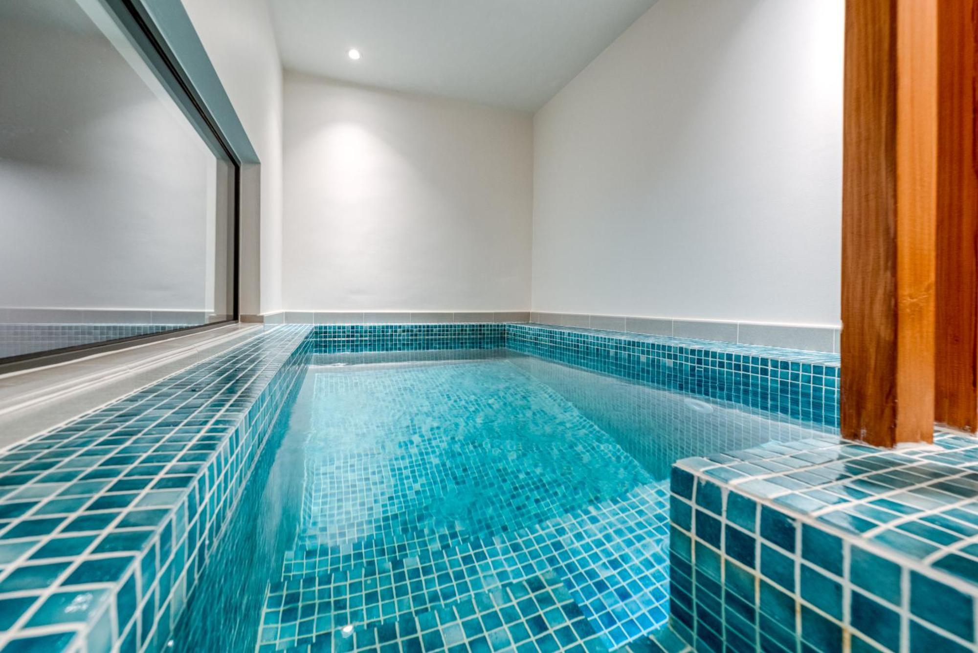 Modern Urban Oasis With Jacuzzi * Piraeus