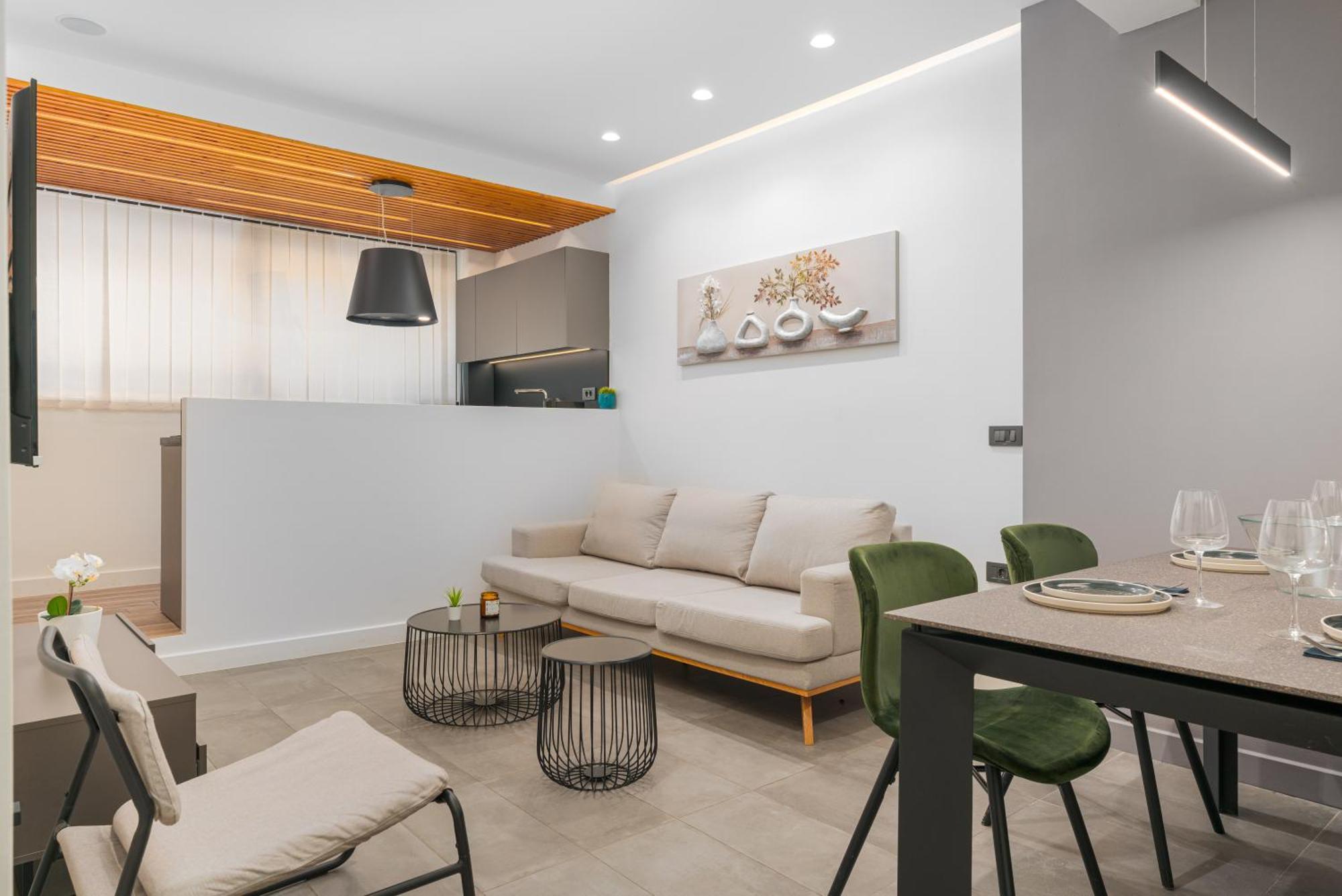 Apartment Modern Urban Oasis With Jacuzzi